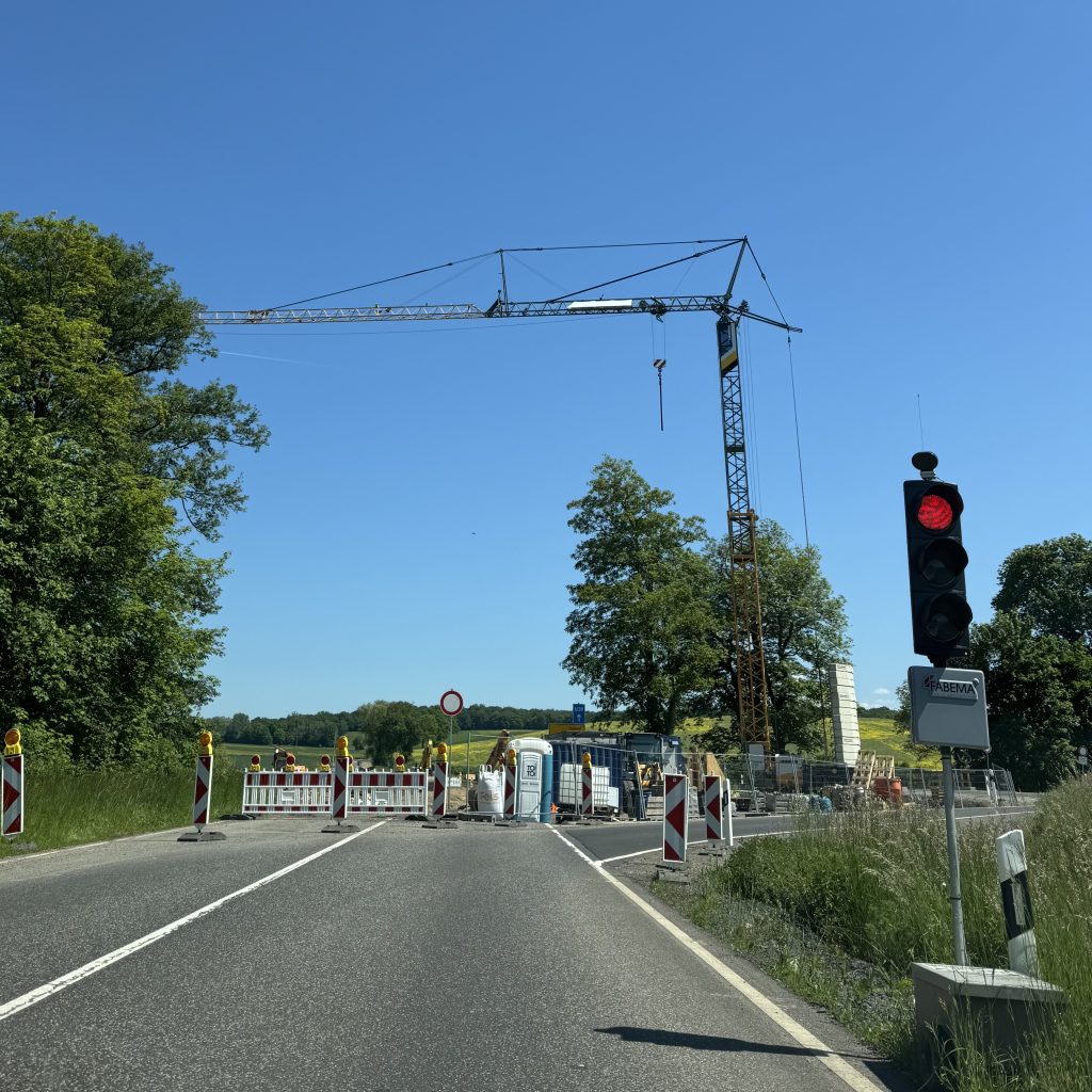 Blick auf die Baustelle mit Kran, roter Ampel und Behelfsbrücke