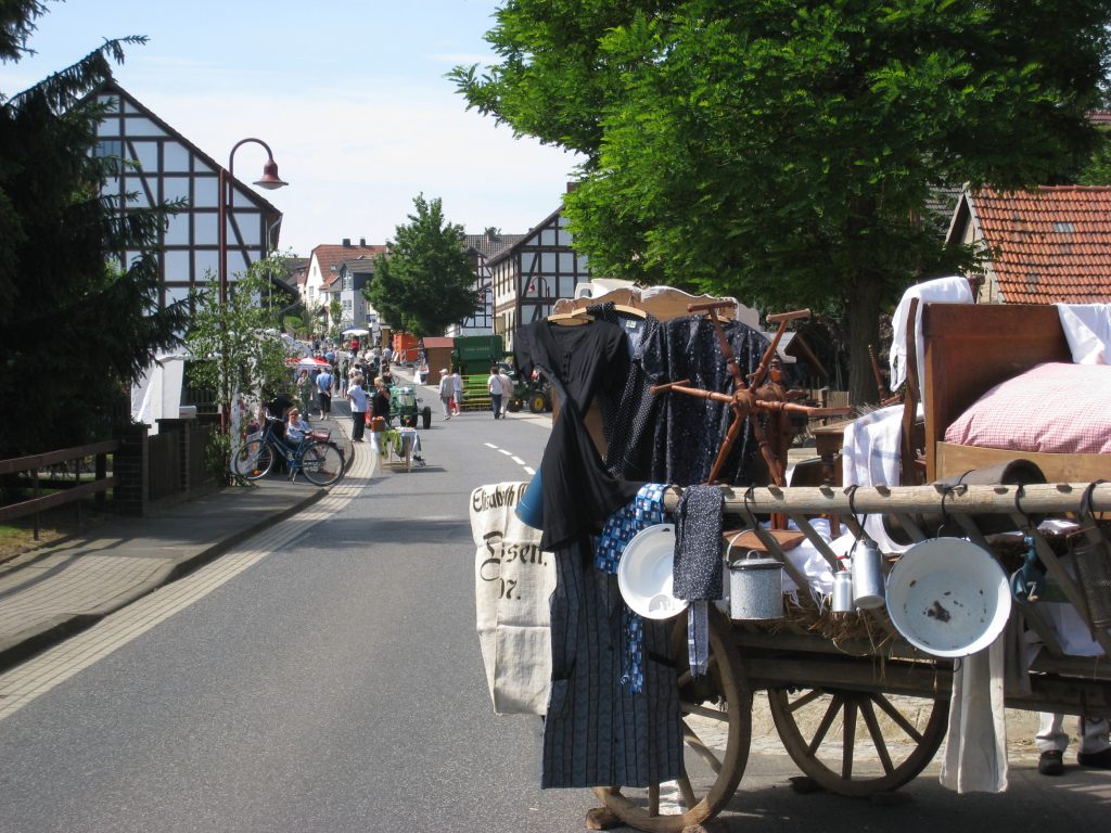 Stehender Festzug auf der Hauptstraße