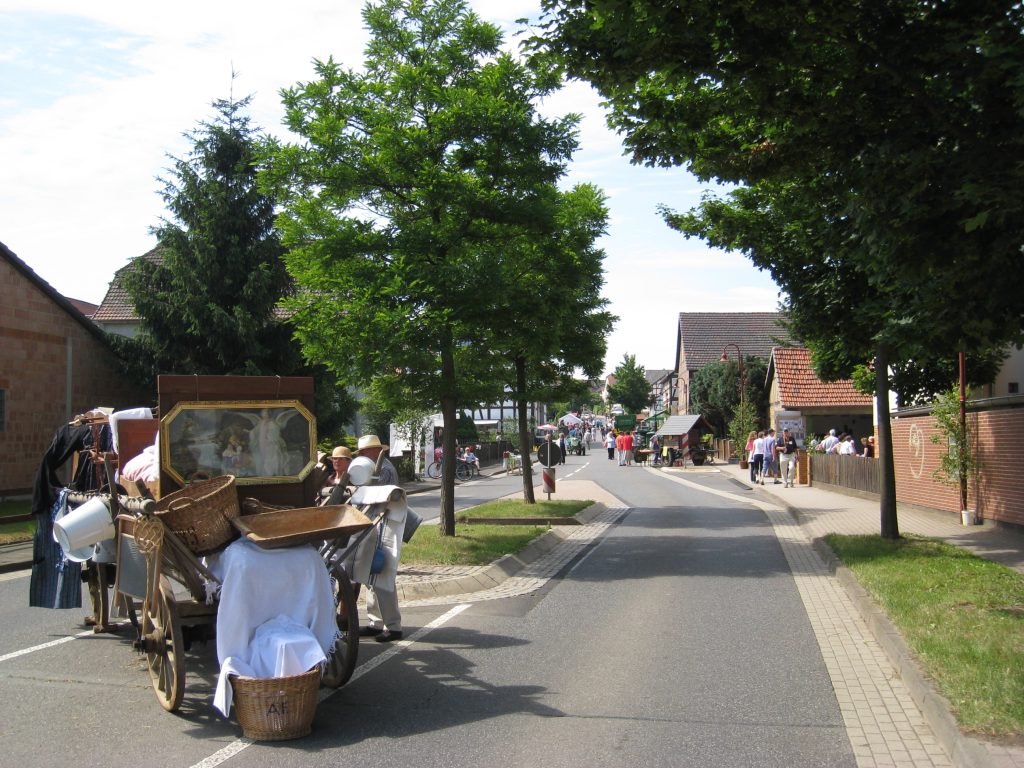 Stehender Festzug auf der Hauptstraße