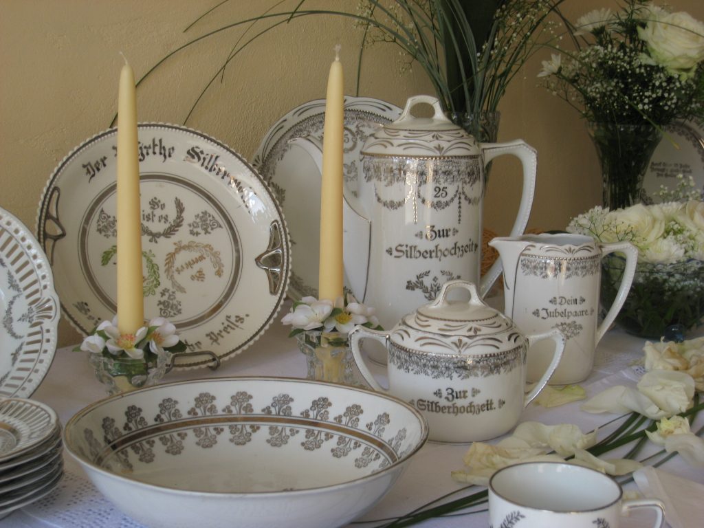 Altes Geschirr mit Schriftzug "Zur Silberhochzeit"