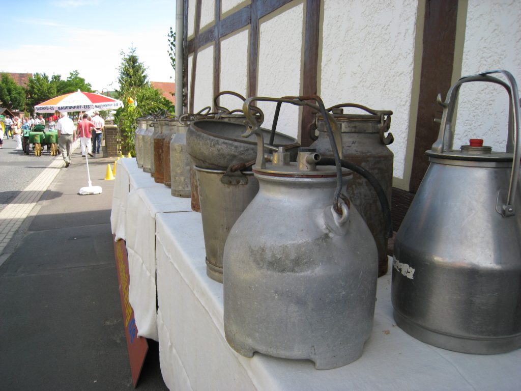 Alte Milchkannen beim stehenden Festzug auf der Hauptstraße