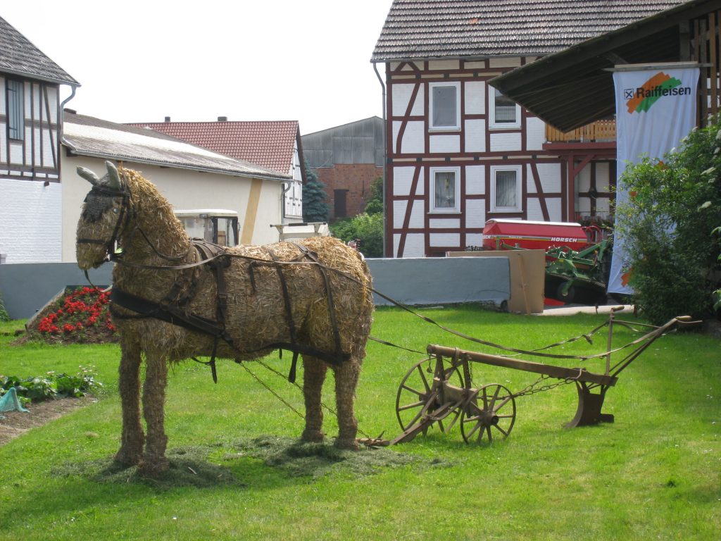 Pferd aus Stroh mit Pflug im Garten der Familie Scherp