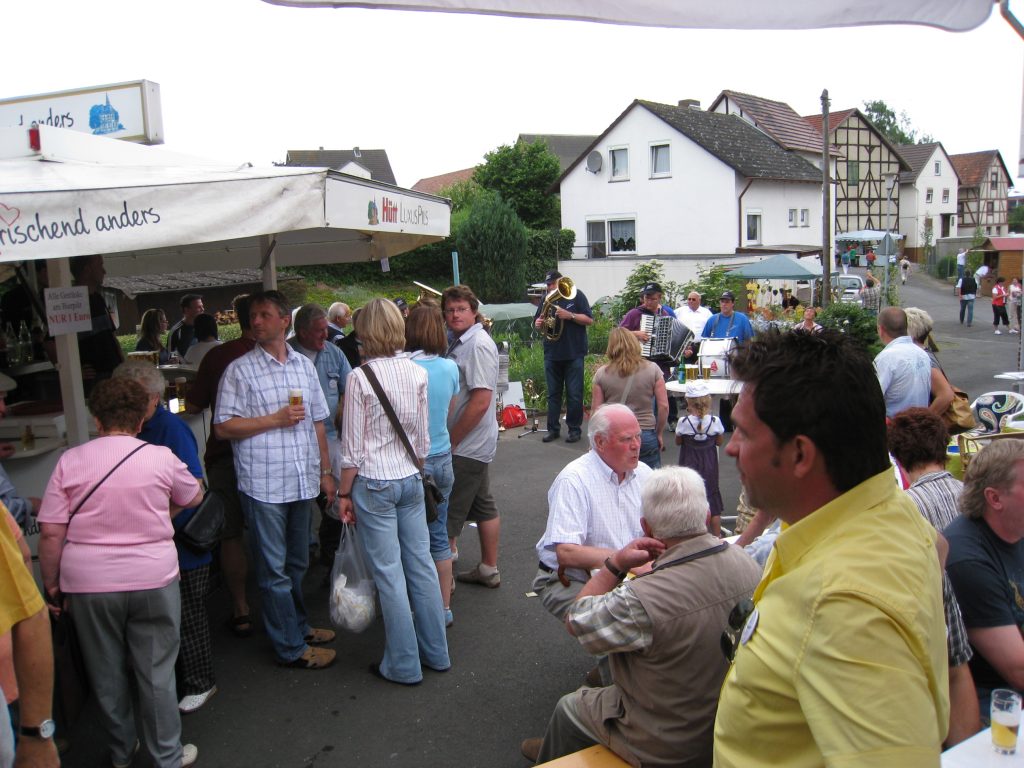 Die Bewohner feiern auf dem Hof Holzbach 16