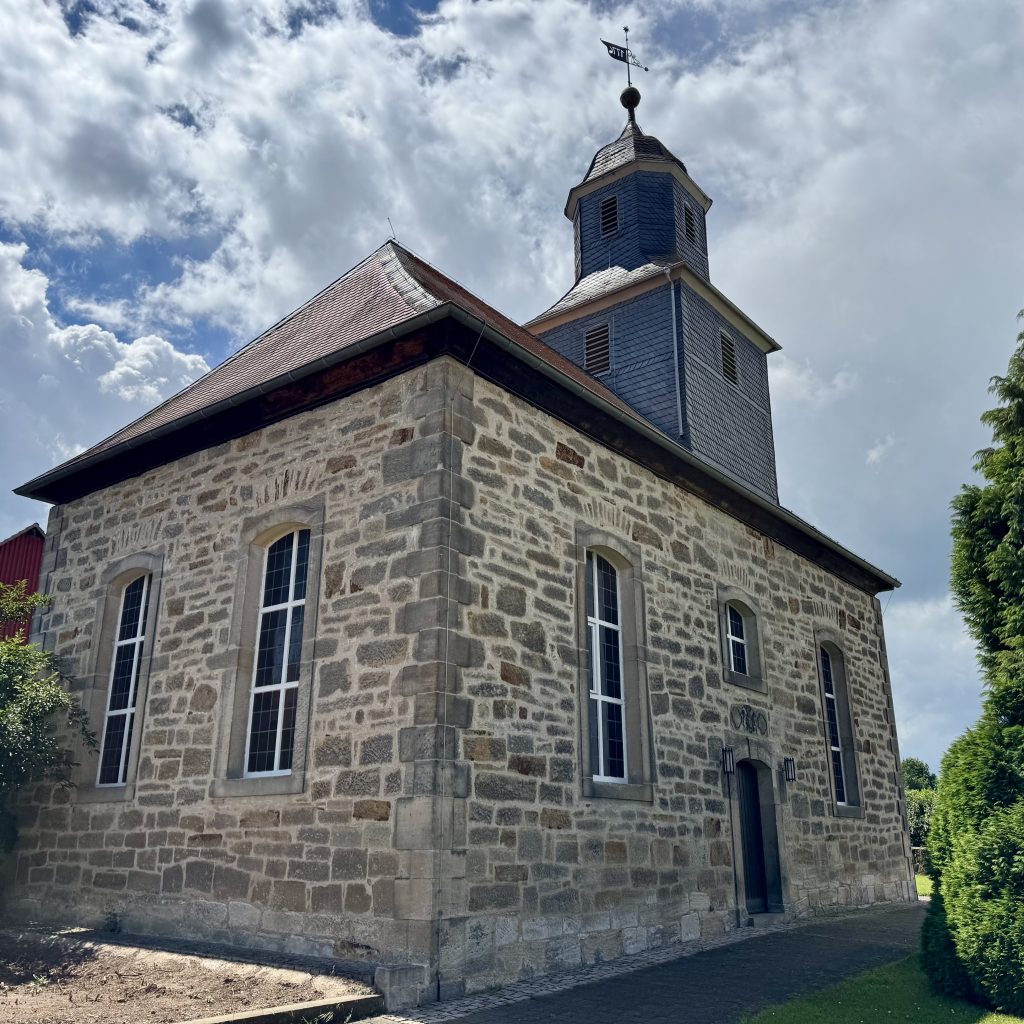 Unsere Kirche in Niedervorschütz mit seitlichem Eingangsbereich