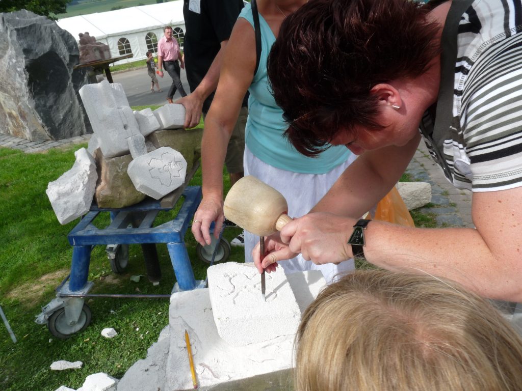 Beim Stand des Steinmetz am Dorfgemeinschaftshaus konnten die Besucher das Handwerk einmal selbst ausprobieren